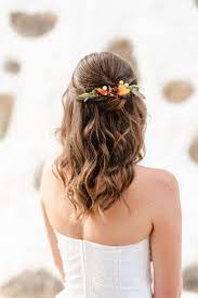 Hochzeitsdeko Und Brautinspiration In Naturtonen Hochzeitskiste In 2020 Frisur Hochzeit Brautfrisuren Mit Blumen Brautfrisur
