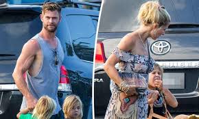Gemeinsam mit seiner frau elsa pataky (44) bekam . Chris Hemsworth And Wife Elsa Pataky Go Barefoot For Dinner With Kids Daily Mail Chris Hemsworth Wife Chris Hemsworth Kids Hemsworth