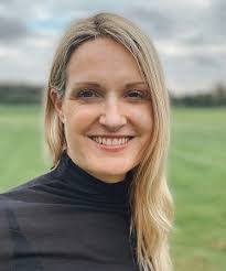 Lisa Tew's Instagram, Twitter & Facebook