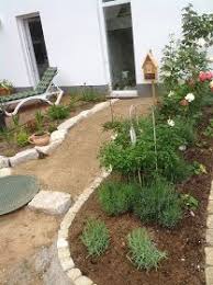 Eine Rasenkante Aus Granit Entsteht Eine Granit Rasenkante Ist Ein Wichtiges Element Der Gartengestaltung Besonders Die Ru Rasenkanten Garten Pflaster Garten