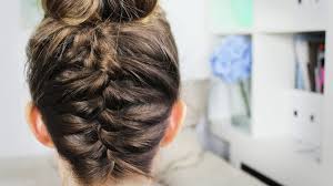 Einen seitenscheitel ziehen und einseitig beginnen, einen französischen zopf zu flechten. Franzosischer Zopf Mal Anders Rum Woman At