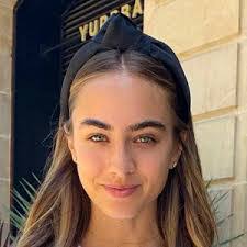 Elizabeth Endres's Instagram, Twitter & Facebook