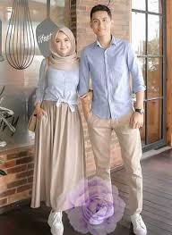 Setiap pasangan ingin tampil paling istimewa di hari tunangan mereka. 20 Inspirasi Baju Couple Muslim Yang Serasi Abis Hai Gadis