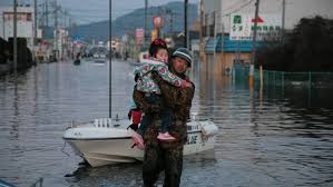Oct 01, 2018 · a tsunami is a series of extremely long waves caused by a large and sudden displacement of the ocean, usually the result of an earthquake below or near the ocean floor. Vor 10 Jahren Erschutterte Ein Tsunami Japan Schweizerisches Rotes Kreuz