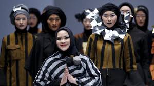 Sebagai provinsi yang memiliki beberapa pulau cantik, ntt juga didiami oleh beberapa suku yang mempunyai kebudayaan khas. Deretan Perancang Busana Yang Olah Tenun Indonesia