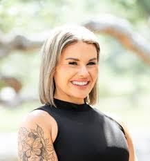 Danielle Cobb's Instagram, Twitter & Facebook