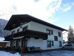 Unser haus liegt 2 gehminuten von der bushaltestelle entfernt. Pension Haus Am Gletscher Osterreich Neustift Im Stubaital Booking Com
