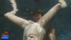 Alovlu bir çılpaq orospuya su altında cinsi əlaqəyə girməyi təklif etdi