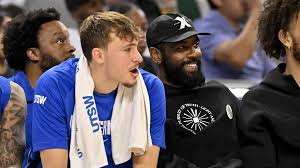 Candid courtside moment shows Mavericks' old and new guard coming together early