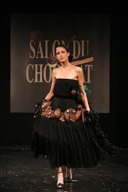 Clemence Castel Au Defile Du 13eme Salon Du Chocolat 2007 Idees Vestimentaires Robe Formelle Robe Cocktail