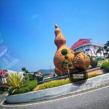 Pembentukan labu sayong dan proses pembakaran. Labu Sayong Mercu Tanda Kuala Kangsar