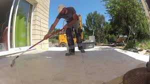 Pour la colle et les joints je ne pense pas qu'il y ait de problème particulier, si ce n'est la stabilité du support est la grandeur des carreaux. Poser Du Carrelage Sur Une Terrasse Youtube