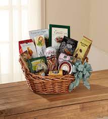 Send warmth and comfort with this compact basket bouquet of lovely white roses, alstroemeria, and more. Kroger The Ftd Warmth Comfort Gourmet Basket Cincinnati Oh 45202 Ftd Florist Flower And Gift Delivery
