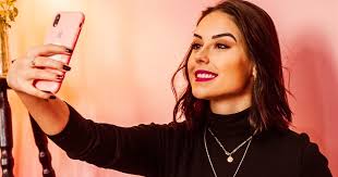 Pada tulisan sebelumnya saya sudah menjelaskan bagaimana cara edit foto hasil selfie yang terbalik dengan membalikan atau memutar foto flip namun akan sangat melelahkan jika setiap kita selfie harus mengedit ulang setiap foto kita. Ios 14 Hadirkan Fitur Selfie Mirror Pada Kamera Depan Iphone Pukeva