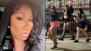 Kash Doll Goes Viral After Giving Lil Wayne His Flowers Backstage! 🐐