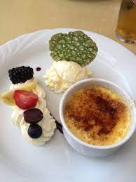 Hokey pokey is a flavour of ice cream in new zealand, consisting of plain vanilla ice cream with small, solid lumps of honeycomb toffee.hokey pokey is the new zealand term for honeycomb toffee. Dessert Creme Brulee Mit Hausgemachten Vanille Eis Bild Von Jonas Heeg Tripadvisor