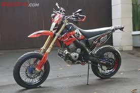 Memang tidak terlalu banyak ide modifikasi motor kawasaki klx 150 ala supermoto ini, namun tentunya memang bawaannya sudah mendukung konsep tersebut. Kawasaki Klx 150 Tampil Macho Ala Supermoto Kakinya Spesial Tapi Banyak Memasok Part Kompetitor Gridoto Com