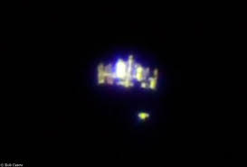 Vous êtes actuellement sur la page du pps la terre depuis l'iss, un diaporama publié dans la catégorie nature. Vu De La Terre Le Rendez Vous Entre La Capsule Dragon Et L Iss