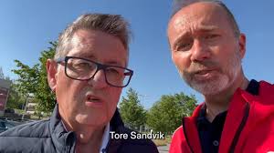 Cinema Paradiso handler om kjærlighet og vennskap, om tid som går, om alt  som forsvinner og aldri kommer tilbake. Aldri har film vært finere. Og  vakrest av alt er Ennio Morricones musikk.