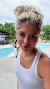 Shannon Linscott's Instagram, Twitter & Facebook