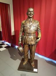 Louis germain david de funès de galarza lui də fy.nɛs (31. Statue De Louis De Funes Picture Of Musee De La Gendarmerie Et Du Cinema Saint Tropez Tripadvisor