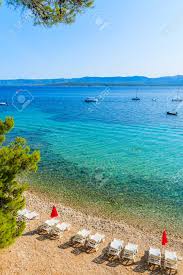 Découvrez ces 6 campings avec plage qui vous permettront de faire une saucette et farniente sur le sable! Parasols Sur Une Plage Magnifique Avec De L Eau De Mer Turquoise Dans La Ville De Bol Ile De Brac Croatie Banque D Images Et Photos Libres De Droits Image 93136244