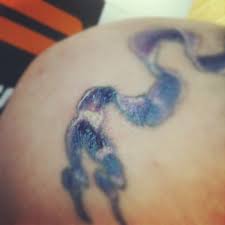 To avoid scabs, your tattoo when it is just finished, the artist will have to wrap it with plastic wrap and protective cream for tattoos, thus you will be protecting it from scratches, clothing or bacteria that can infect the wound. Tattoo Scabbing How Much Is Normal And What Should You Do