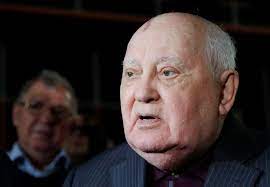 Se sentant encouragés par ce retrait de troupes, les allemands de l'est manifestent plus ouvertement leur hostilité envers leur gouvernement. Mikhail Gorbatchev Au Soir Aujourd Hui Nous Devons Tout Faire Tout Pour Empecher Une Nouvelle Guerre Le Soir Plus