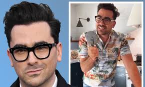 Crazy how close everyone seems to live near each other in hollywood! Schitt S Creek Star Dan Levy Lands A Spot In People S Sexiest Man Alive Issue Daily Mail Online