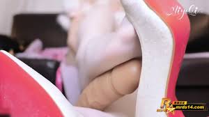 铃木美咲Cos小舞剧情模拟足交淫语挑逗. - EPORNER