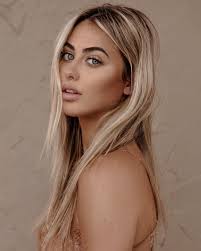 Julia Shea's Instagram, Twitter & Facebook