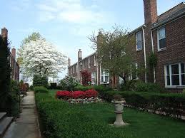 Sunnyside Gardens Common Court In Spring With Images Sunnyside Queens Nyc Sunnyside Queens