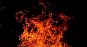 সাতসকালে কলকাতার বহুতলে ভয়াবহ আগুন! ঘটনাস্থলে দমকলের চার ইঞ্জিন |  massive-fire-breaks-out-kolkata-on-friday-morning