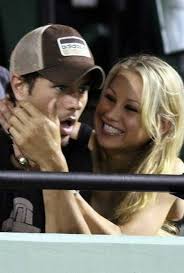 Είχαν κρατήσει κρυφή την εγκυμοσύνη! Enrique Iglesias And Anna Kournikova At A Tennis Match 7 Photos Anna Kournikova Enrique Iglesias Tennis Match