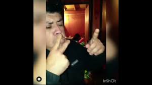 RENE PUENTE FUMANDO ESCUCHANDO LA JEEPETA😈
