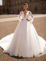 Adesso puoi dedicarti a cercare il vestito da sposa dei tuoi sogni. 2020 Abiti Da Sposa Tutti I Modelli Delle Collezzioni In Atelier