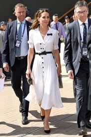 Ceinture en cuir coloré, ceinture à passants fantaisie, ceinture fine, tressée, brodée… les tendances invitent à ceinturer pulls, blouses, vestes. Comment Porter Une Ceinture Serre Taille 241 Tenues Et Looks Lookastic France