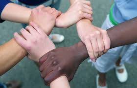 «la equidad social supone la aplicación de los derechos y obligaciones de las personas de un modo que se considera justo y equitativo, independientemente del grupo o la clase social a la que pertenezca cada persona. La Equidad Social Para El Desarrollo De Nuestra Sociedad Huayranga