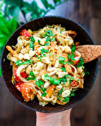 Nouilles Express Vegan Aux Arachides Recette En 2020 Repas Vegetalien Plats Faciles Nouilles