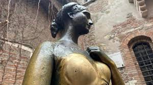 Troppe carezze degli innamorati, “bucata” la statua di Giulietta a Verona -  La Stampa