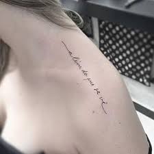 Tatuagens Femininas Delicadas Ideias E Muitas Fotos Para 2021 Desde tatuagens mais delicadas, como estrelas, flores e borboletas, ate outras maiores e mais trabalhadas, como. tatuagens femininas delicadas ideias e