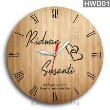 Jam dinding ini hadir dengan ukuran yang pas dengan kebanyakan jam dinding lainnya. Jam Dinding Kayu Custom Nama Foto Hadiah Pernikahan Unik Kado Nikah Nikahan Wedding Ulang Tahun Lucu Shopee Indonesia