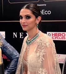 Pin Auf Aaaa Dp Deepika Padukone