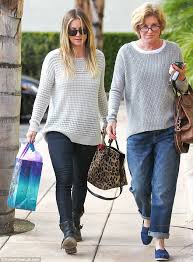 Kaley Cuoco And Her Mother Catch Up Over A Girls Lunch In Near Identical Outfits Daily Mail Online