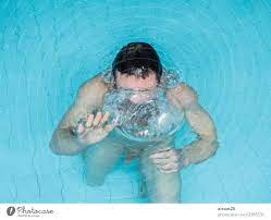 Nuede Mann im Schwimmbad - ein lizenzfreies Stock Foto von Photocase