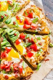 Pizza Rezept Pizzabelag Ideen Pizza Belegen In 2020 Breakfast Pizza Breakfast Pizza Healthy Bacon Eggs Breakfast