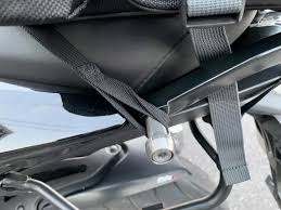 シートバッグが前にずれる悩みがなくなる固定方法