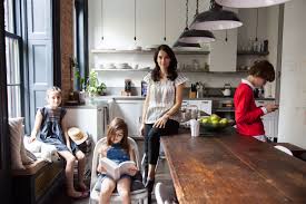 Florence Mars Louis 12 Ans Alice 10 Ans Et Blanche 6 Ans The Socialite Family Renovation Petite Maison Fenetre En Bois Deco Maison