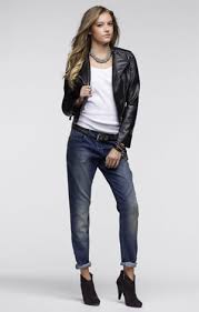 Boyfriend jeans are cute and comfy jeans that are meant to look a bit loose and worn, as if you borrowed them from your boyfriend. Boyfriend Jeans Modisch Tragen Kombinieren Und Stylen
