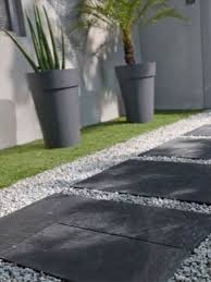 des pas japonais pour agrementer un chemin de gravillons dans un jardin aussi pratiques qu esthetiques castorama inspi sol exterieur exterieur pas japonais
